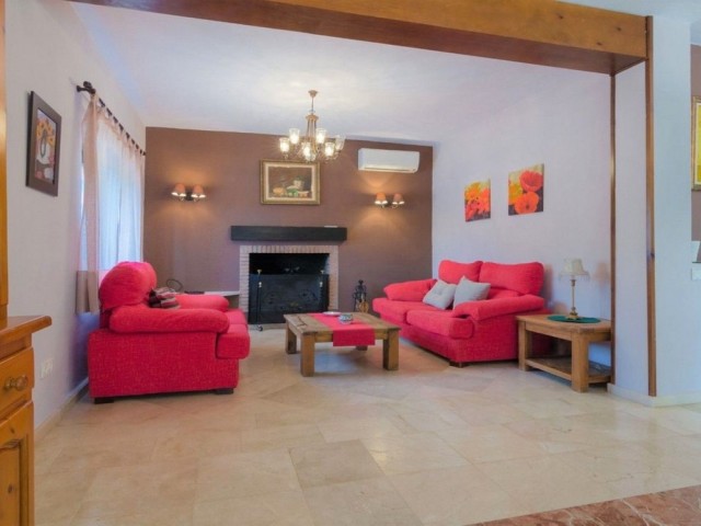 4 Bedrooms Villa in Estepona