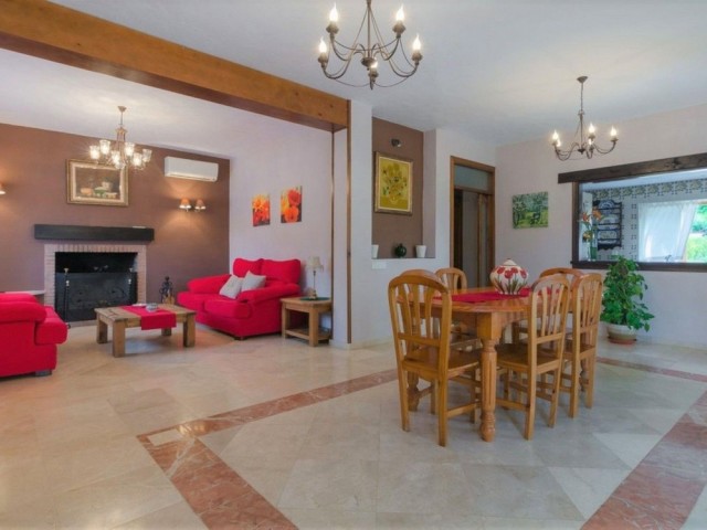 4 Makuuhuoneen Huvila Estepona