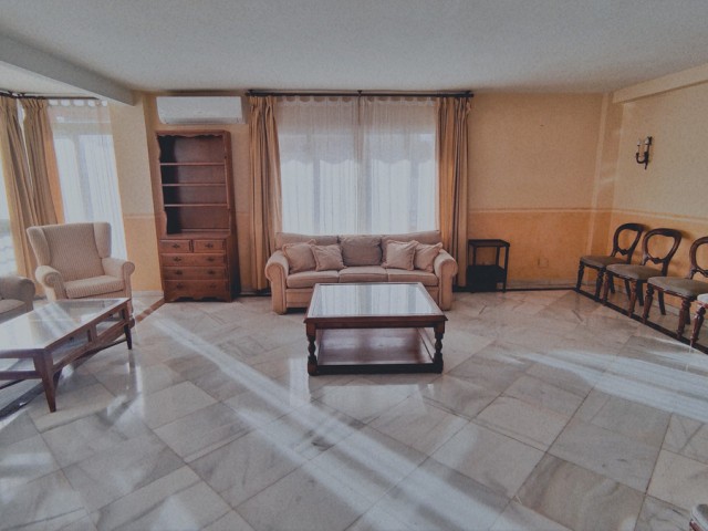 Apartamento con 4 Dormitorios  en Marbella