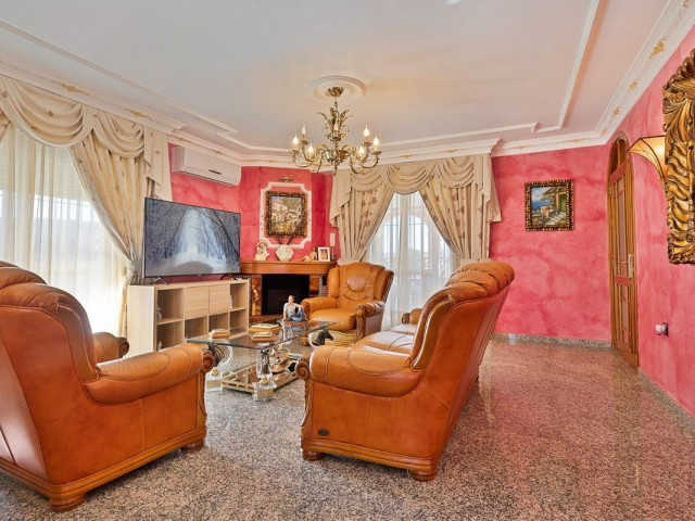 Villa con 4 Dormitorios  en Mijas