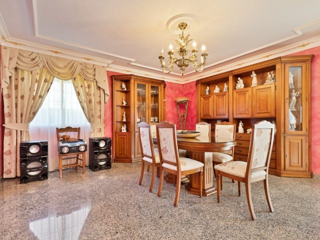 Villa con 4 Dormitorios  en Mijas