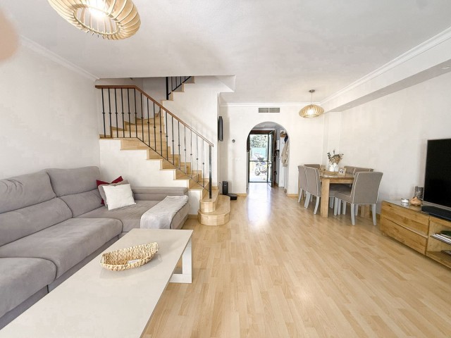 Adosado con 4 Dormitorios  en Marbella