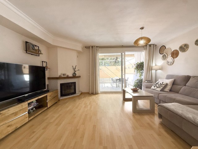 Adosado con 4 Dormitorios  en Marbella