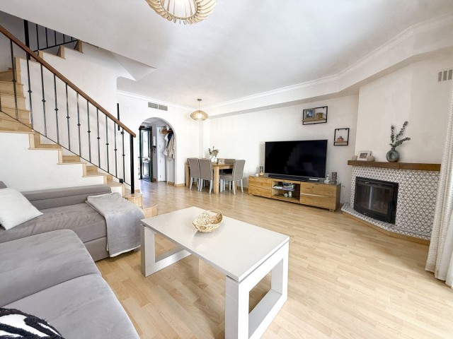 Adosado con 4 Dormitorios  en Marbella