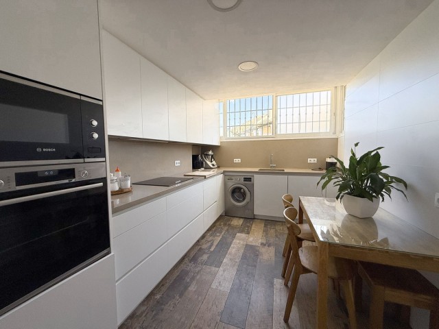 Adosado con 4 Dormitorios  en Marbella