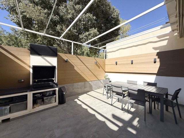 Adosado con 4 Dormitorios  en Marbella