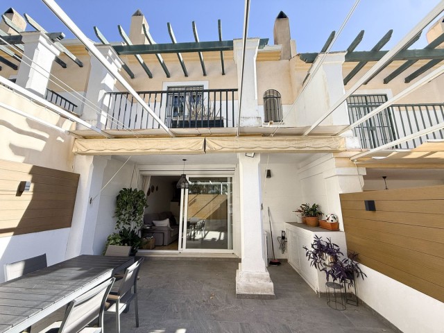 Adosado con 4 Dormitorios  en Marbella