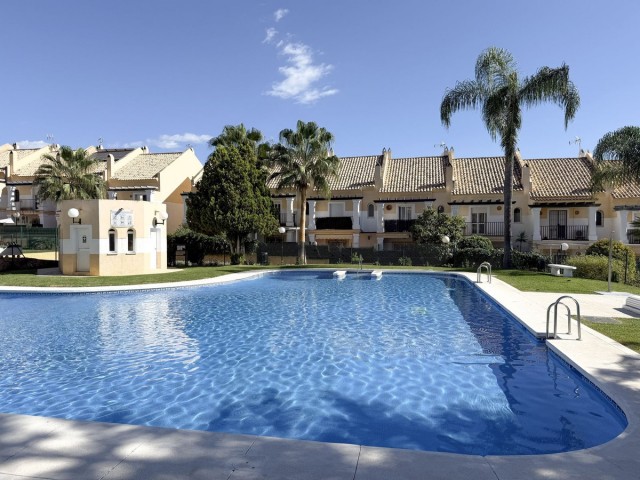 Adosado con 4 Dormitorios  en Marbella