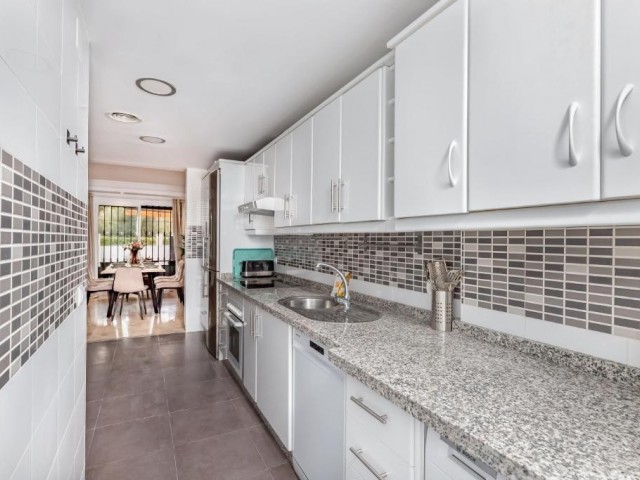 4 Schlafzimmer Reihenhaus in Nueva Andalucía