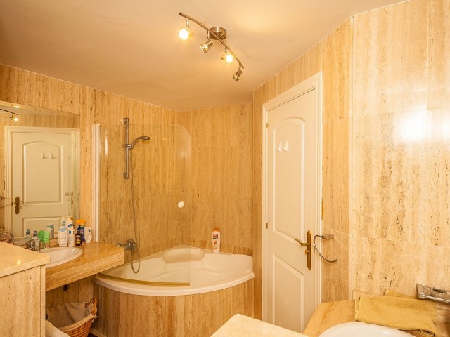 2 Bedrooms Apartment in Elviria