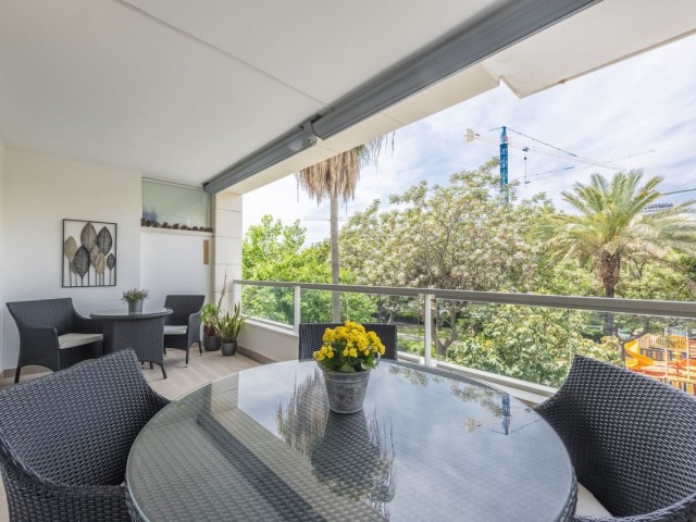 Apartamento con 3 Dormitorios  en San Pedro de Alcántara