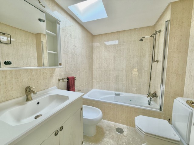 Apartamento con 3 Dormitorios  en Marbella