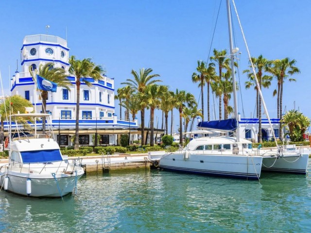 Apartamento con 2 Dormitorios  en Estepona