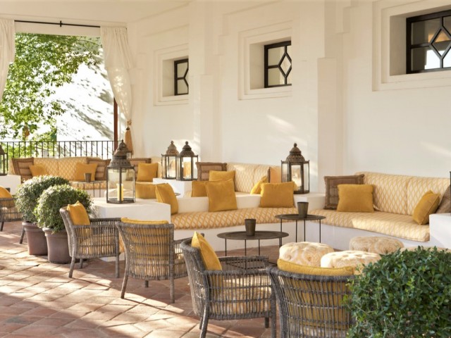 Villa con 5 Dormitorios  en Casares