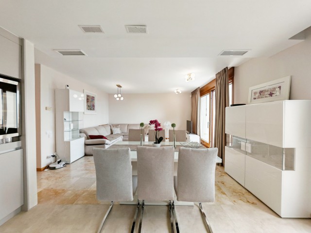 Apartamento con 2 Dormitorios  en Marbella