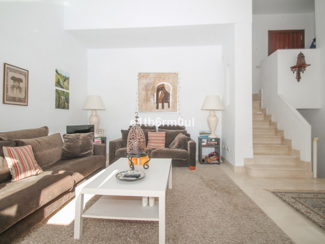 Adosado con 3 Dormitorios  en Istán