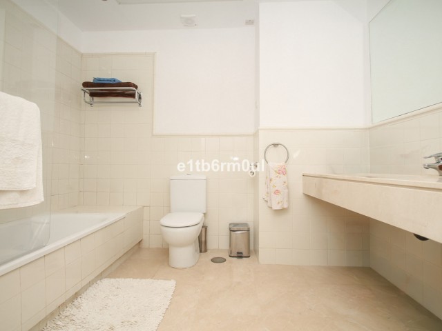 Adosado con 3 Dormitorios  en Istán