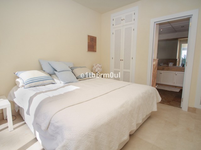 Adosado con 3 Dormitorios  en Istán