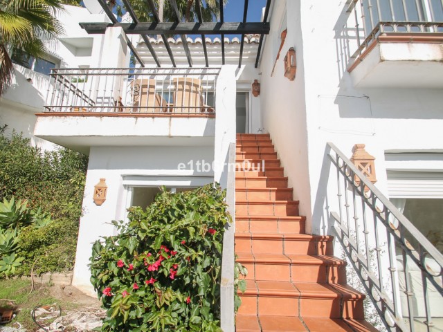 Adosado con 3 Dormitorios  en Istán