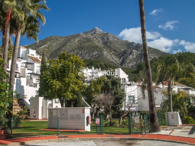 Adosado con 3 Dormitorios  en Istán