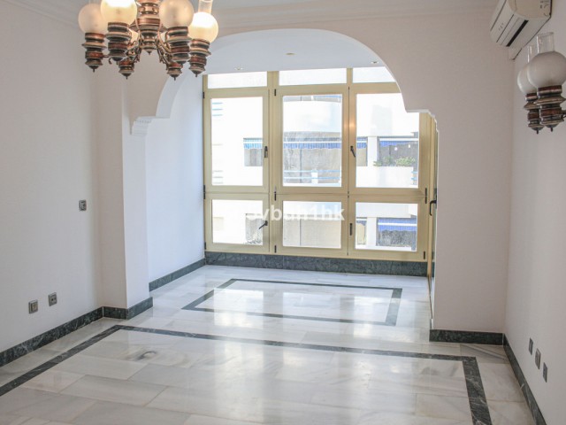 Apartamento con 2 Dormitorios  en Marbella