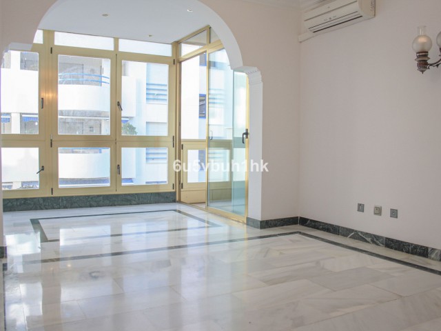 Apartamento con 2 Dormitorios  en Marbella