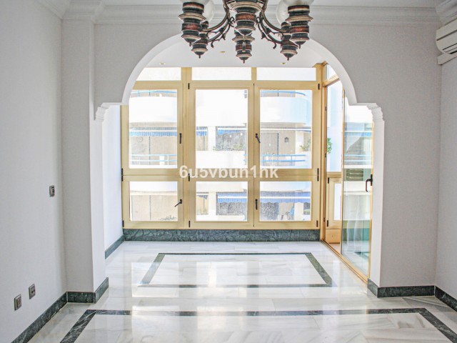 Apartamento con 2 Dormitorios  en Marbella