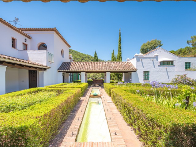 10 Bedrooms Villa in Estepona