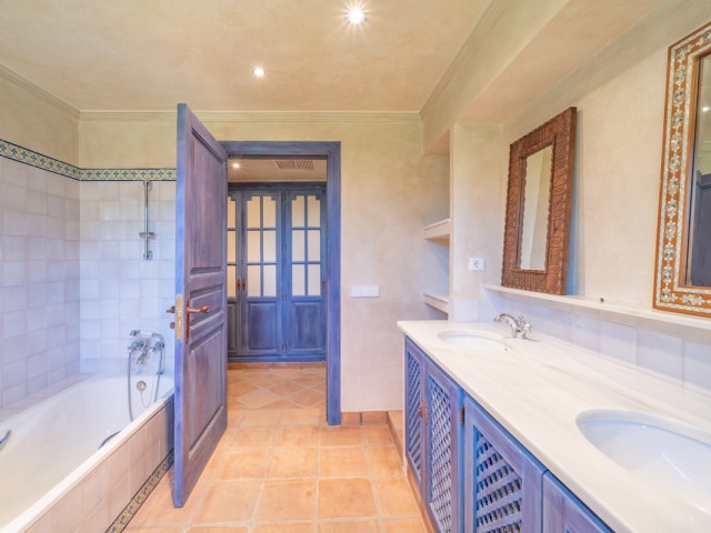 10 Bedrooms Villa in Estepona