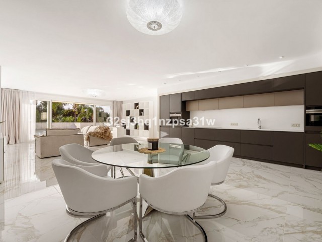 Apartamento con 3 Dormitorios  en Marbella