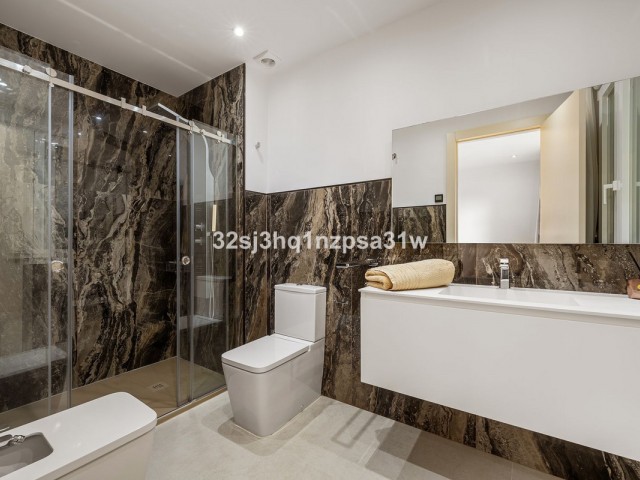 Apartamento con 3 Dormitorios  en Marbella