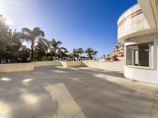 Apartamento con 3 Dormitorios  en Marbella