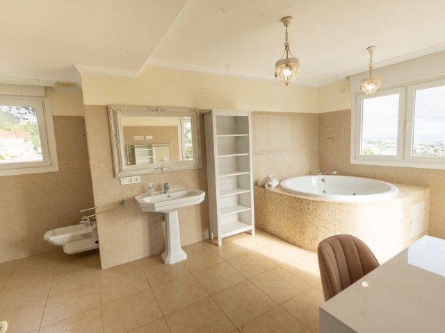 5 Bedrooms Villa in Benalmadena