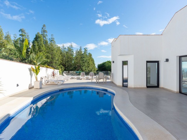 Villa con 6 Dormitorios  en La Cala de Mijas