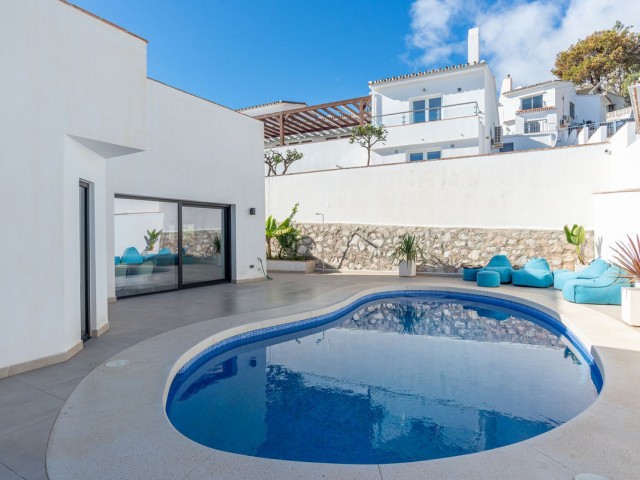 Villa con 6 Dormitorios  en La Cala de Mijas