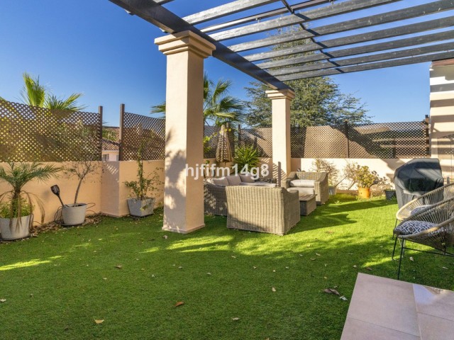 2 Bedrooms Apartment in Nueva Andalucía