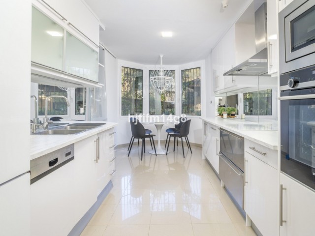 2 Bedrooms Apartment in Nueva Andalucía