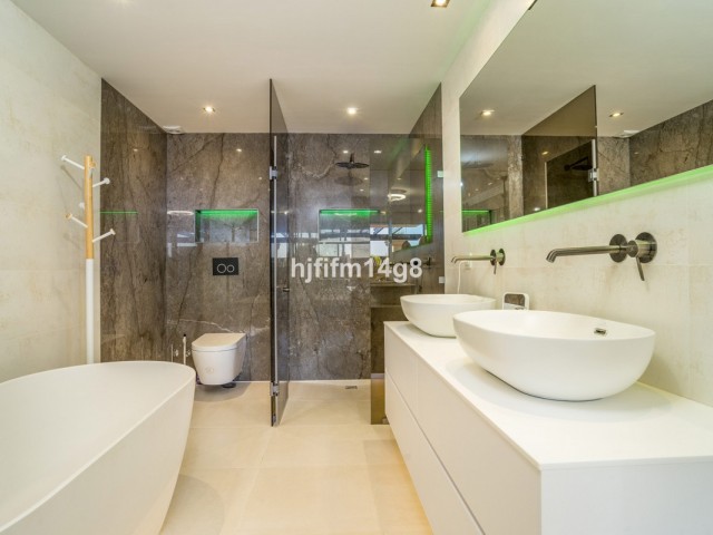 2 Bedrooms Apartment in Nueva Andalucía