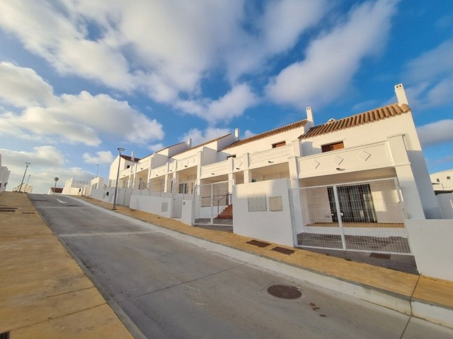 Adosado con 3 Dormitorios  en Doña Julia