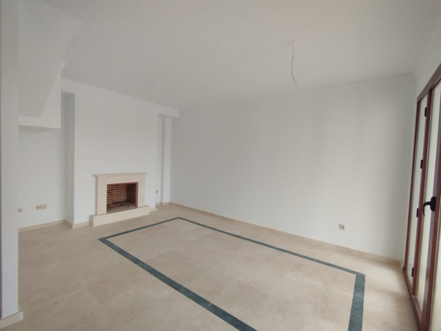 Adosado con 3 Dormitorios  en Doña Julia