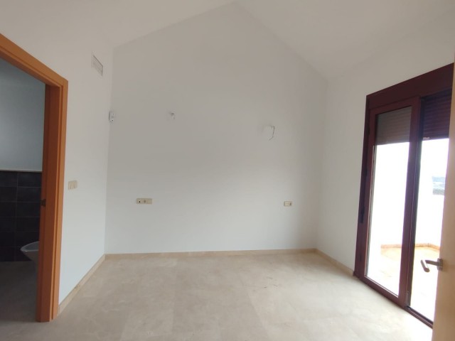 Adosado con 3 Dormitorios  en Doña Julia