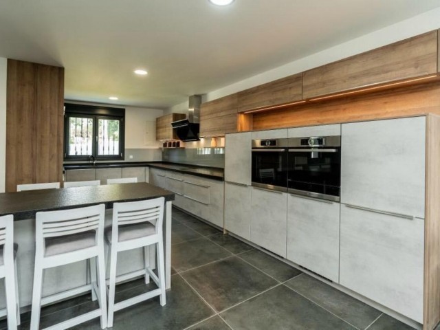 6 Bedrooms Villa in Nueva Andalucía