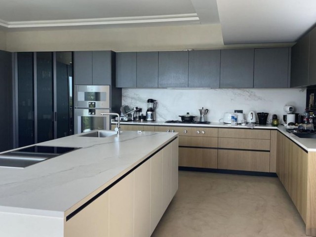 5 Bedrooms Villa in Benahavís