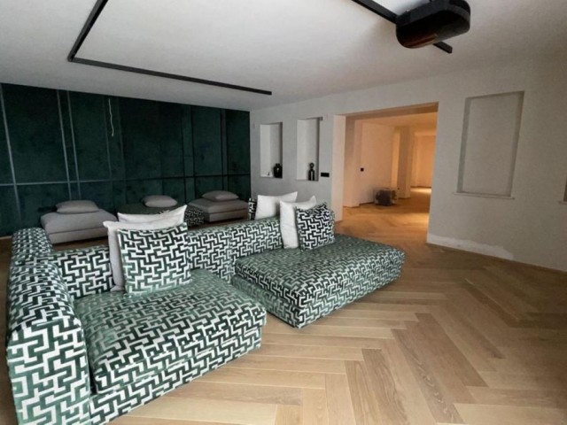 5 Bedrooms Villa in Benahavís