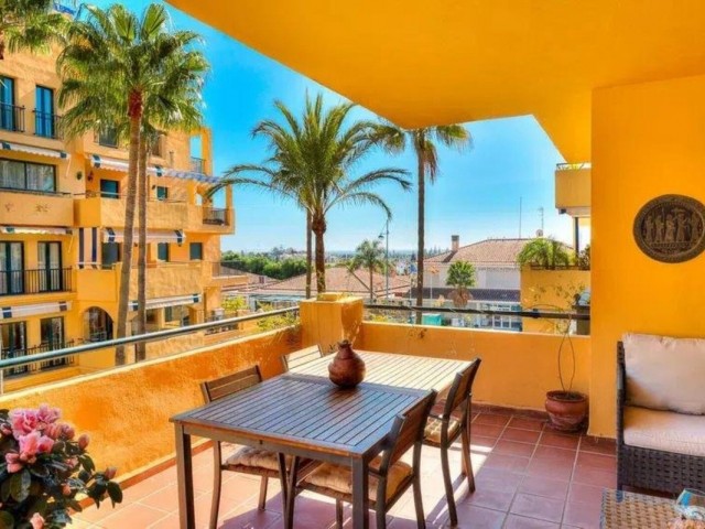 Apartamento con 3 Dormitorios  en San Pedro de Alcántara
