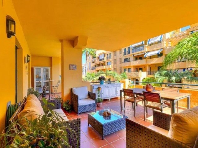 Apartamento con 3 Dormitorios  en San Pedro de Alcántara