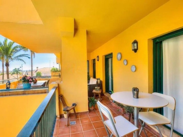 Apartamento con 3 Dormitorios  en San Pedro de Alcántara