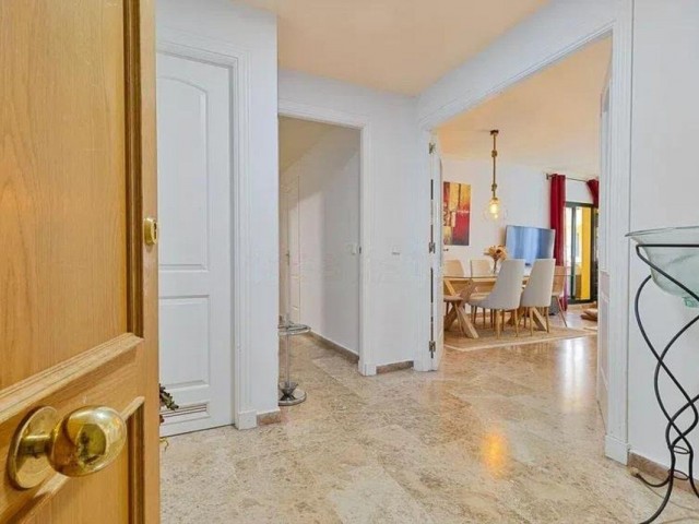 Apartamento con 3 Dormitorios  en San Pedro de Alcántara