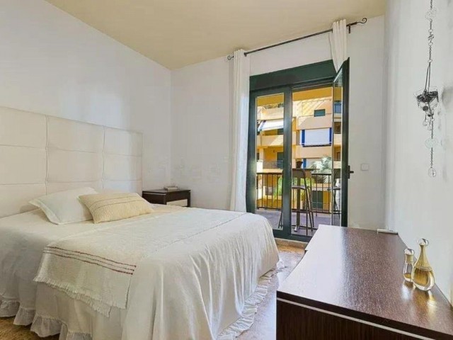 Apartamento con 3 Dormitorios  en San Pedro de Alcántara