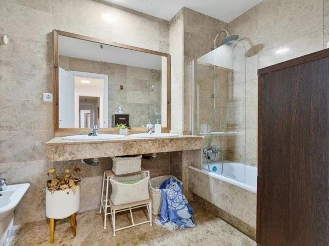 Apartamento con 3 Dormitorios  en San Pedro de Alcántara